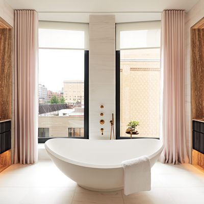 https://pyxis.nymag.com/v1/imgs/dd9/253/ed87a91626a5e87af35d908d221c788706-14-bathroom.rsquare.w400.jpg