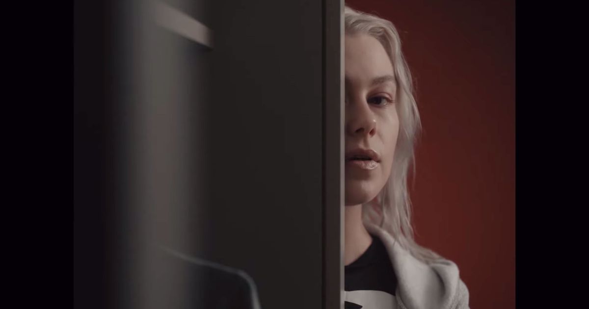 菲比·布里傑斯 (Phoebe Bridgers) 在新視頻“我知道結局”中徹底洗手