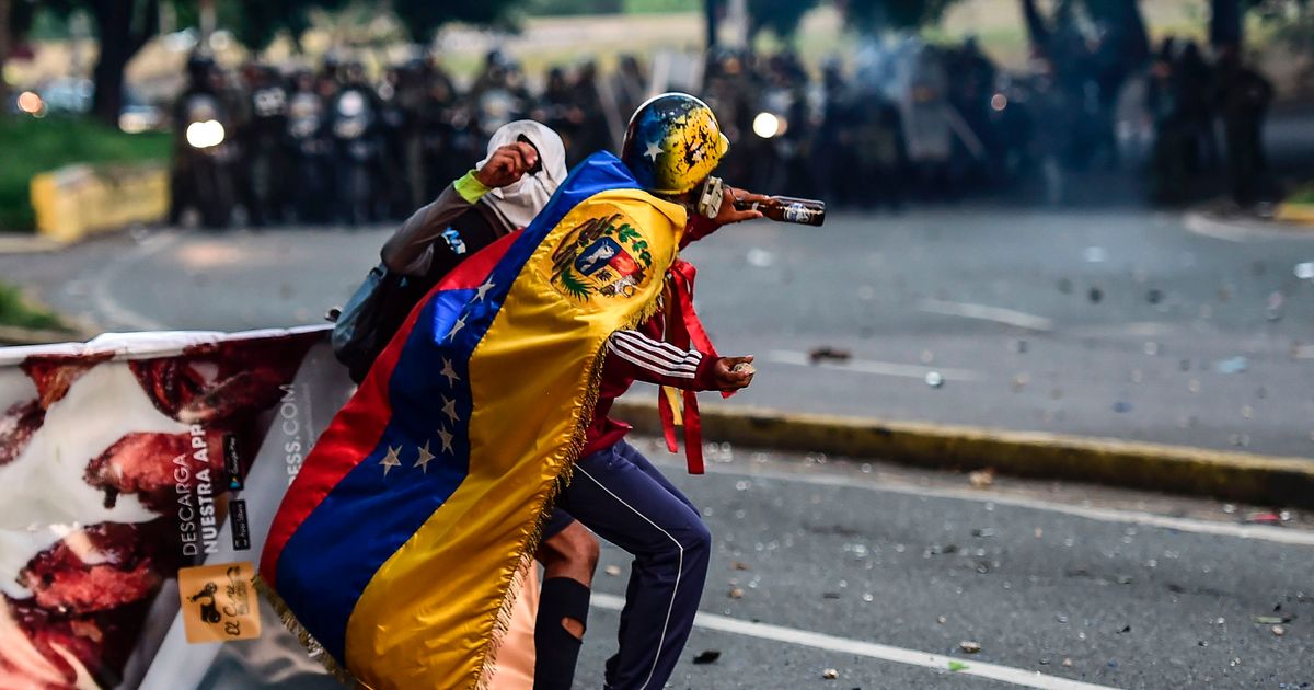 Venezuela S Political Crisis Is Coming To A Head   14140a4c5633eb2971de6e4ec30872d8a3 29 Venezuela Protester Cape.1x.rsocial.w1200 