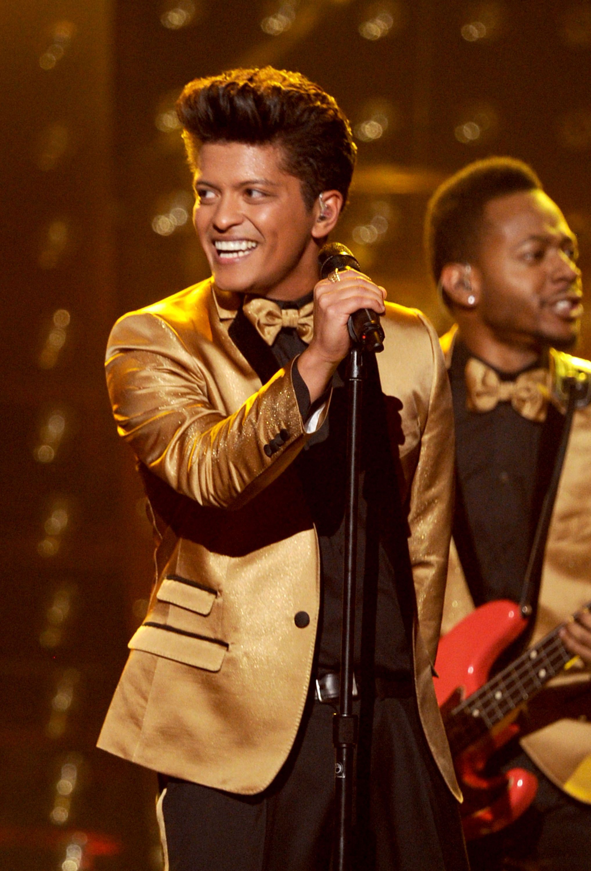 Bruno Mars Signs Up For Snl Double Duty