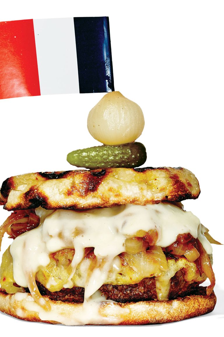 Le Rivage’s French Onion Soup Burger, Prix-Fixe Only这款汉堡巧妙地模仿了小酒馆的战马，有béchamel、高汤炖洋葱和托马斯英式松饼上的Emmenthaler。它只能作为固定菜单的一部分提供;午餐25美元，晚餐29美元，观影前39美元。