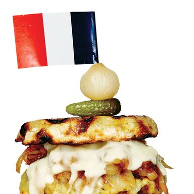 Le Rivage’s French Onion Soup Burger, Prix-Fixe Only这款汉堡巧妙地模仿了小酒馆的战马，有béchamel、高汤炖洋葱和托马斯英式松饼上的Emmenthaler。它只能作为固定菜单的一部分提供;午餐25美元，晚餐29美元，观影前39美元。