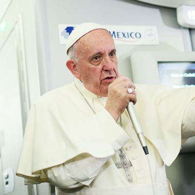 TOPSHOT-VATICAN-POPE-PLANE-MEDIAS-MEXICO