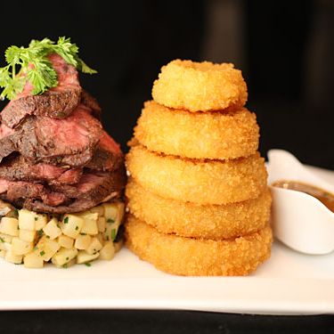 Vidalia洋葱戒指，烤土豆，野生森林蘑菇，绿色胡椒酱