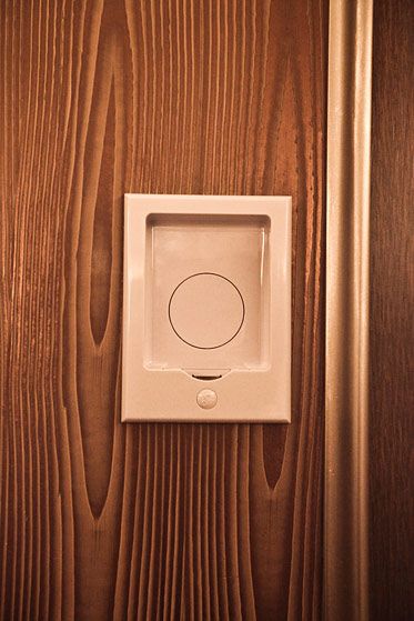 是的，那是装在墙上的iPod底座。