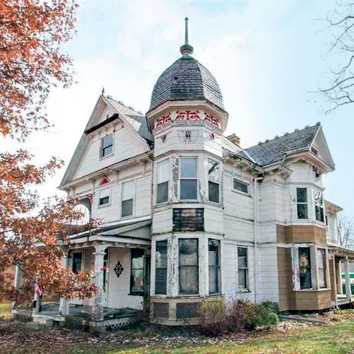 https://pyxis.nymag.com/v1/imgs/df0/2c1/2f79345e14ae4d4b27aa5bceb3ef900cd7-5-22-cheap-old-houses-10.rsquare.w700.jpg