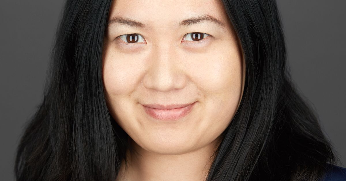 アイスクリーム、ニュース、EEカミングスについてツイートするLaura Leelun
