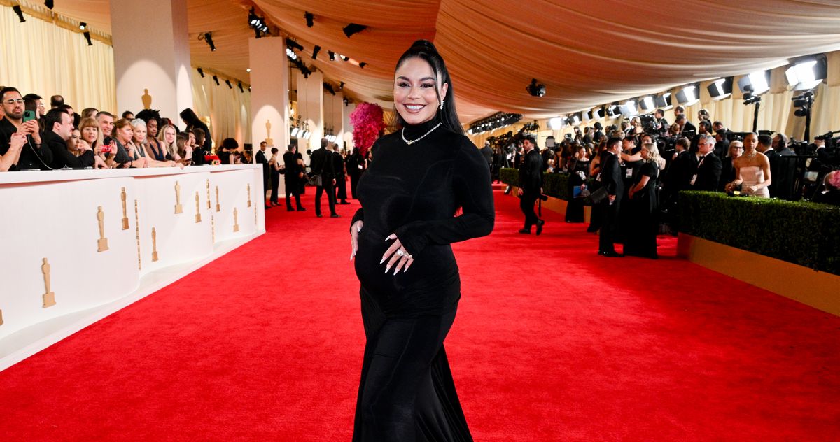 Vanessa Hudgens annonce sa grossesse sur le tapis rouge des Oscars