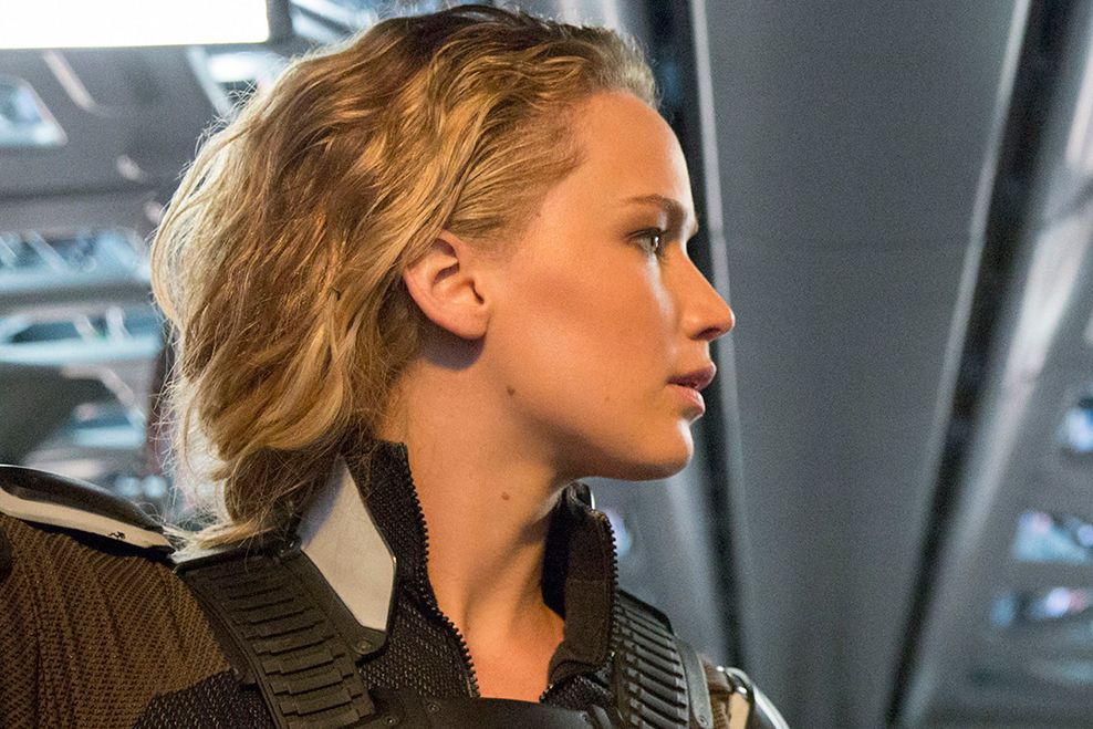 Jennifer Lawrence Shows Off Her Amazing Body During X-Men Shoot