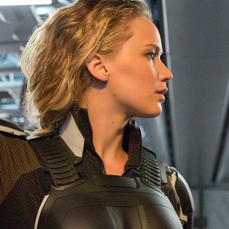 DF-08349_08350_R Jennifer Lawrence as Raven / Mystique and Evan Peters as Peter / Quicksilver in X-MEN: APOCALYPSE.