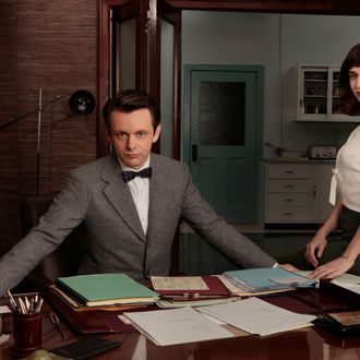 Masters of Sex - Pictured: Michael Sheen as Dr. William Masters, Lizzy Caplan as Virginia Johnson