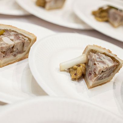 英国冷猪肉和培根馅饼配绿色番茄酱和腌洋葱。