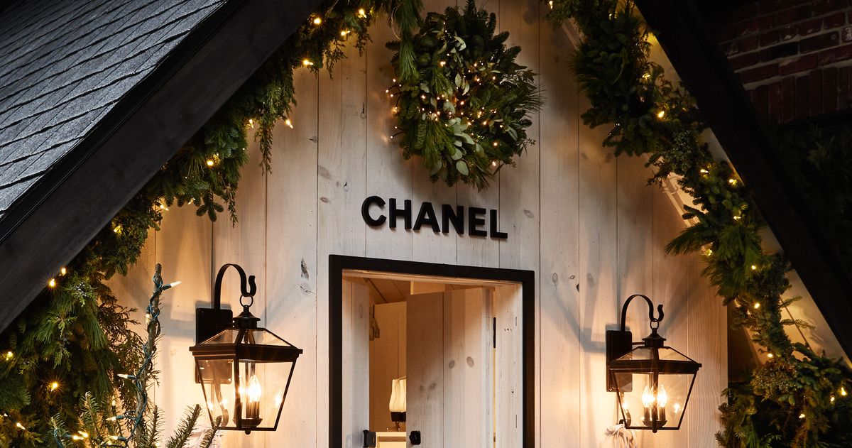 Chanel Celebrates the Holiday Season and the No. 5 Fragrance
