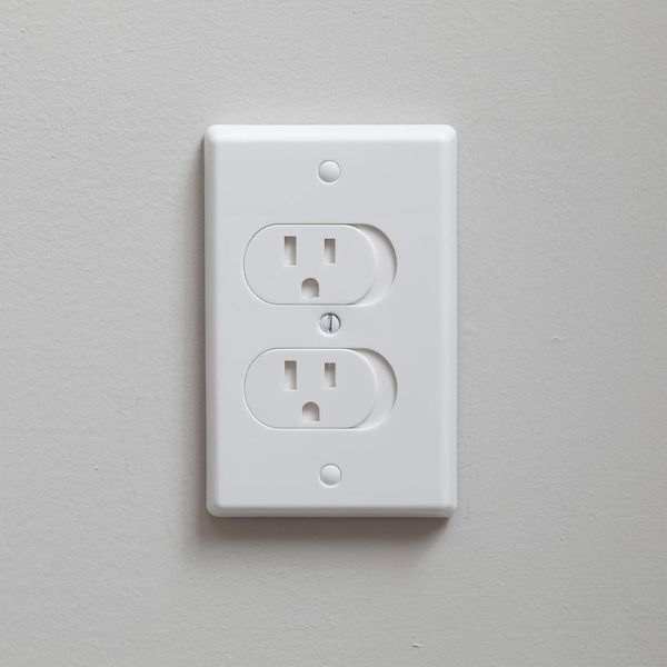 Qdos Safety Universal Self-Closing Outlet Cover