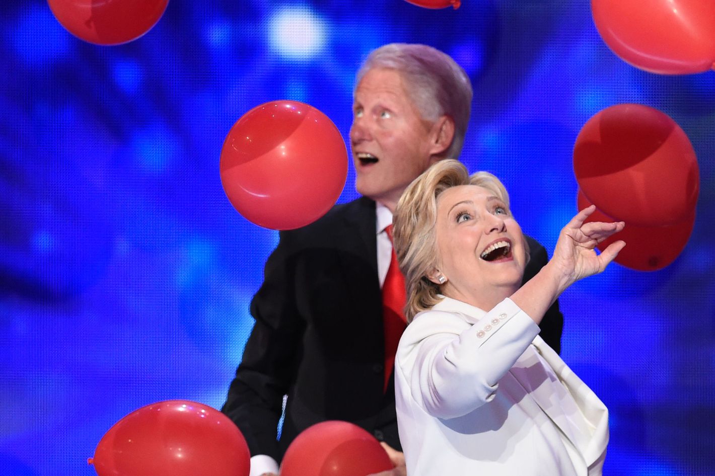achterlijk persoon brandwond kleur Hillary and Bill Clinton See Balloons, Respond With Childlike Glee