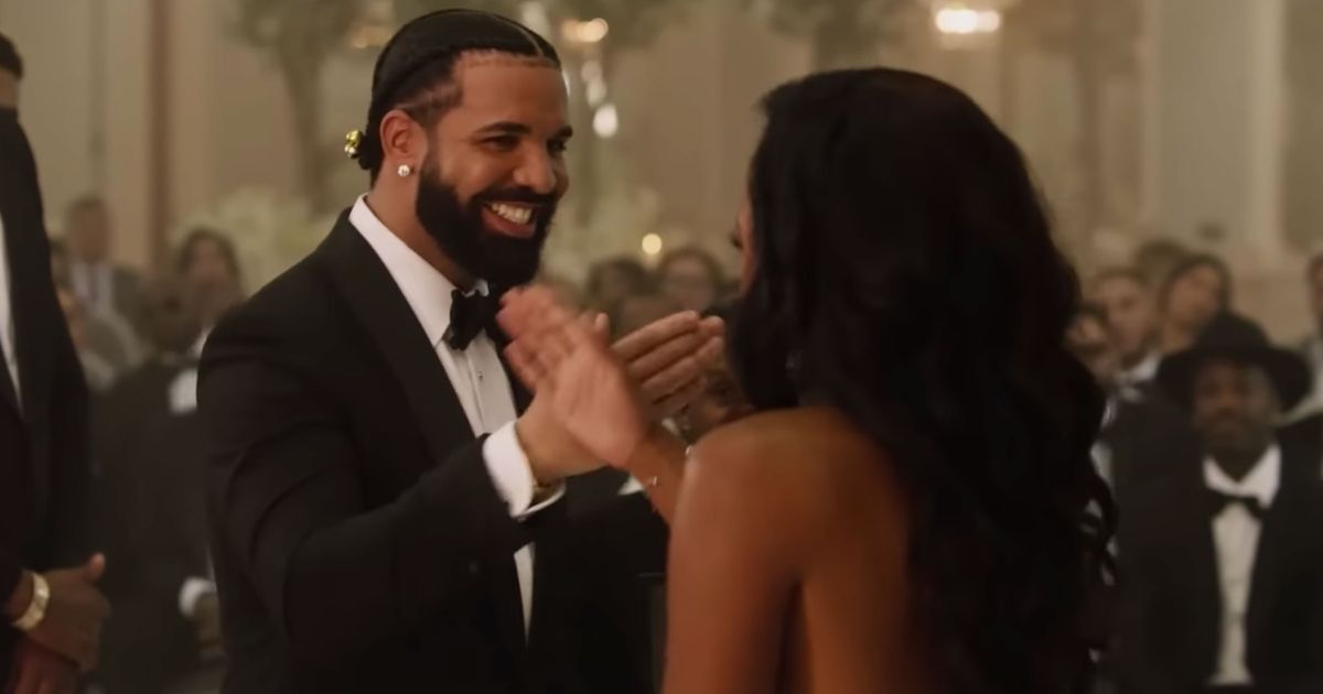 德雷克（Drake）使23名婦女在“倒下”