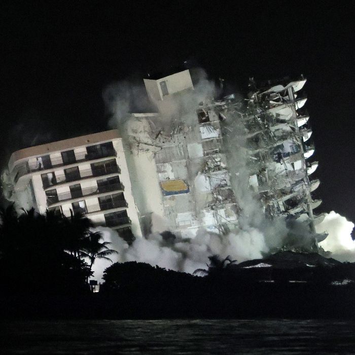 Building collapse miami Shocking video