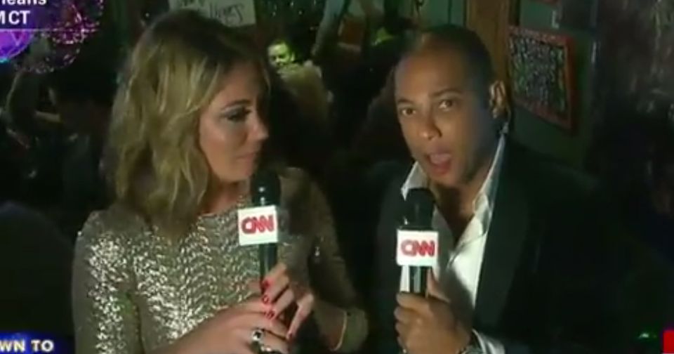 CNN 的 Don Lemon 在電視直播中打耳洞，而這只是唐·萊蒙 (Don Lemon) 新年搖滾夜的開始