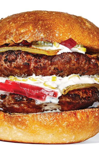 El Quinto Pino 's El Doble，售价12美元(约合人民币522元)。如果装饰华丽、带有民族特色的汉堡很少好吃，那么这家巴斯克风味的汉堡就是例外。它配有Idiazábal奶酪、腌洋葱、玉米片和“萨尔萨特色菜”。(你也可以在周一晚上在姐妹餐厅Txikito买到。)