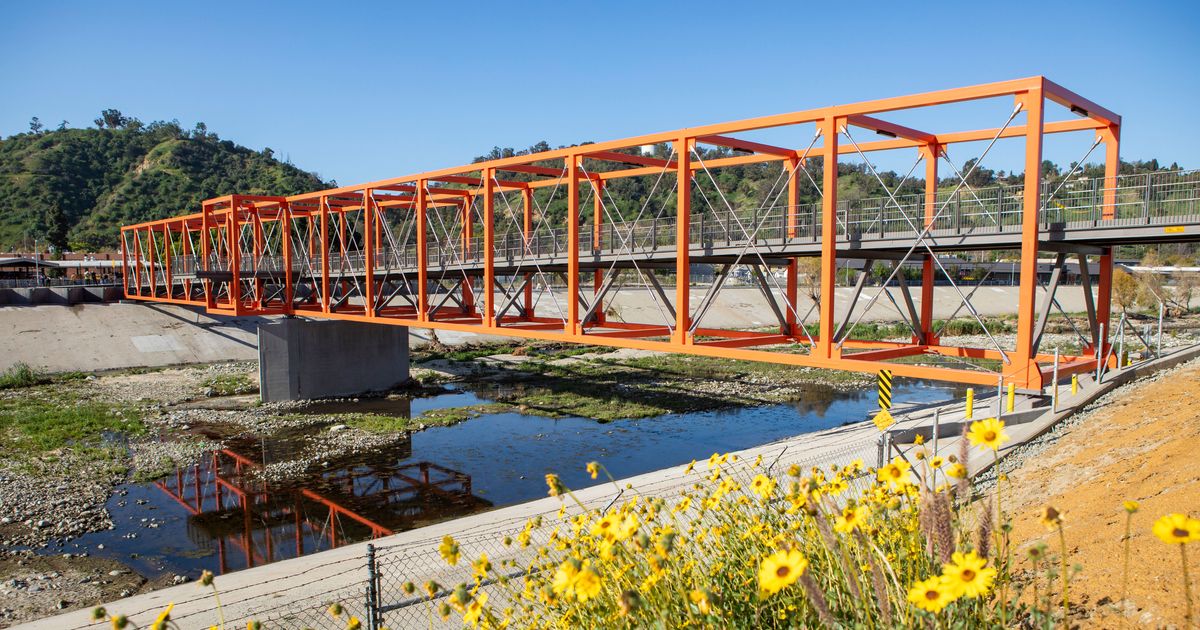 Coomera River Ferry and construction of the road bridge