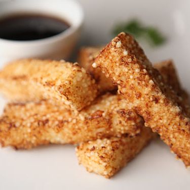 木薯棒，辛辣龙舌兰蘸酱