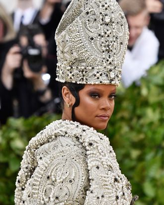 Met Gala Rihanna Is Wearing a Hat