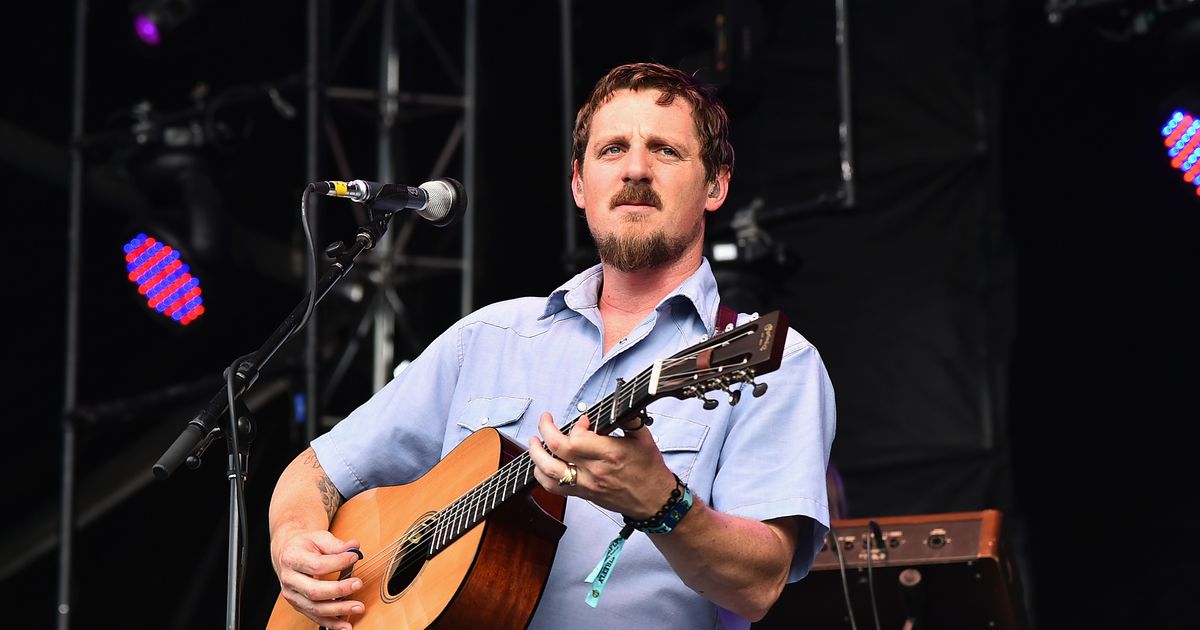 斯特吉爾辛普森 (Sturgill Simpson) 獲得 CMA 獎後，在競技場外進行街頭表演，為美國公民自由聯盟 (ACLU) 籌集資金