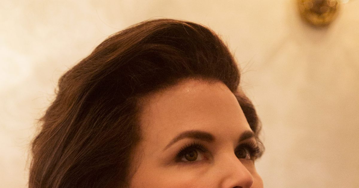 First Look Ginnifer Goodwin As Jackie Kennedy