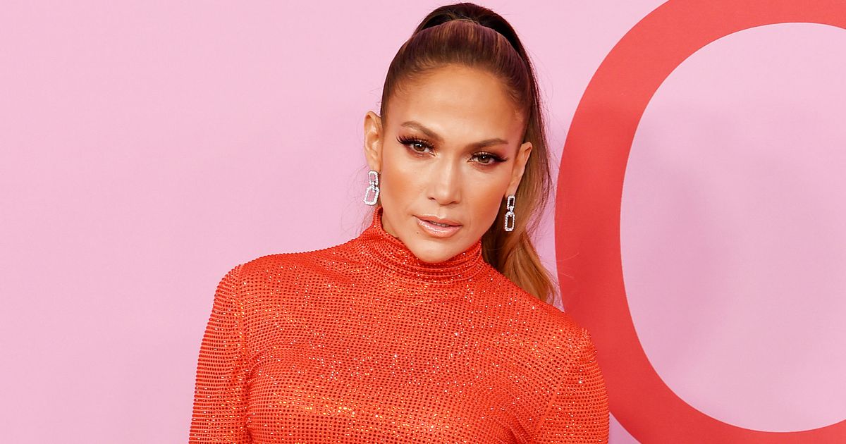 請欣賞這段 J.Lo 在俱樂部向 Fat Joe 撞頭慶祝她 50 歲生日的視頻