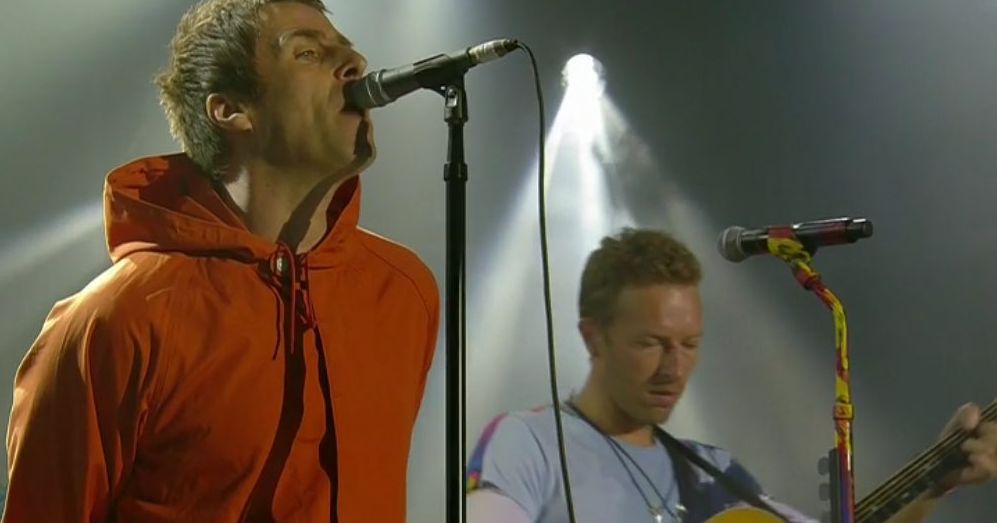 利亞姆·加拉格爾 (Liam Gallagher) 在 One Love Manchester 與克里斯·馬丁 (Chris Martin) 驚喜演繹了 Oasis 的《Live Forever》