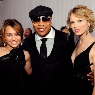 LOS ANGELES, CA - FEBRUARY 08: (L-R) Singer Miley Cyrus, rapper/actor LL Cool J, and singer Taylor Swift arrive at the 51st Annual Grammy Awards held at the Staples Center on February 8, 2009 in Los Angeles, California. (Photo by Larry Busacca/Getty Images) *** Local Caption *** Miley Cyrus;LL Cool J;Taylor Swift