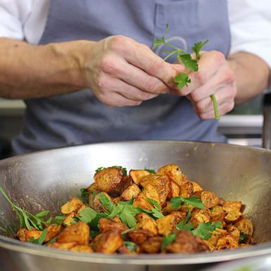 其他蔬菜包括烤土豆和凯撒沙拉。