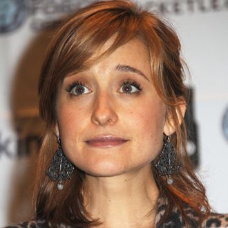 Smallville S Allison Mack Arrested For Role In Sex Cult