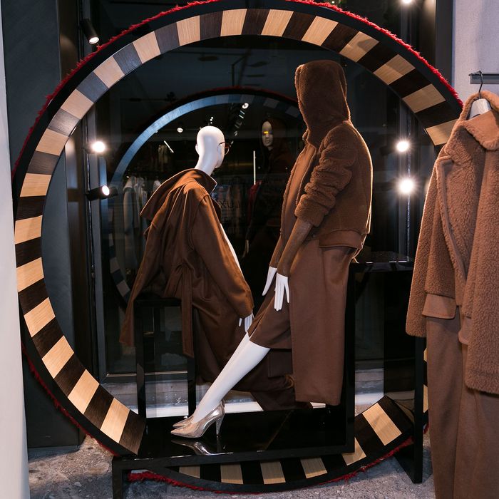 prototype Schurend zwak Max Mara's New Exhibit Shows off Street Style–Favorite Coats