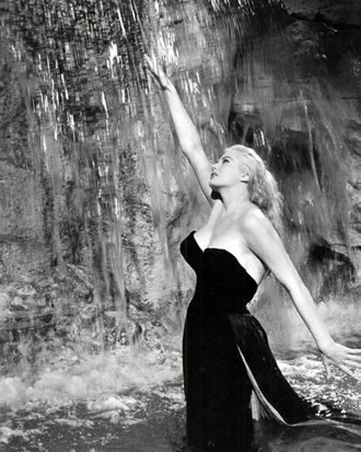 Swedish-American actress Anita Ekberg as Sylvia in the fountain scene from 'La Dolce Vita', directed by Federico Fellini, 1960. (Photo by Silver Screen Collection/Getty Images)