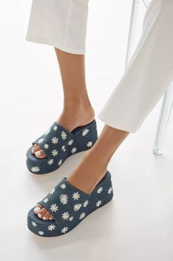 UO Solano Daisy Platform Sandals