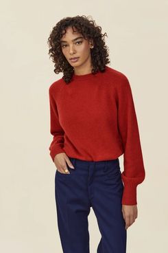 An affordable cashmere v-neck sweater - une femme d'un certain âge