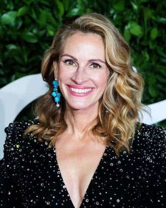 https://pyxis.nymag.com/v1/imgs/e6b/5d4/d7cfc3306ad047d90291ca2ae340bff829-julia-roberts.rvertical.w330.jpg