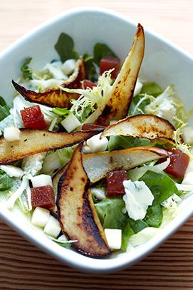 Mixed salad with roasted pears, valdeon cheese, caramelized walnuts, and quince paste