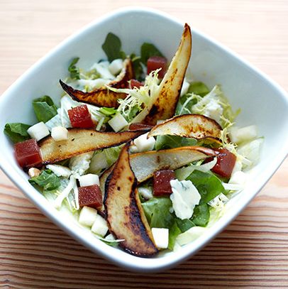 混合沙拉配烤梨，瓦尔登奶酪，焦糖核桃和木瓜酱