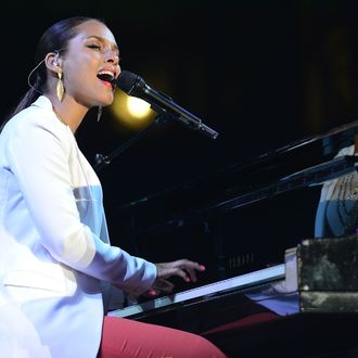 Recording artist Alicia Keys performs at City Of Hope Honors Clear Channel CEO Bob Pittman With Spirit Of Life Award at The Geffen Contemporary at MOCA