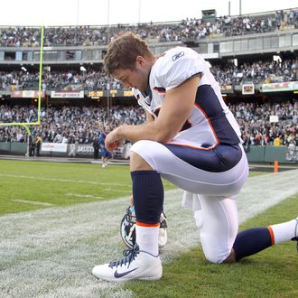 OAKLAND, CA - NOVEMBER 06: Tim Tebow #15 of the Denver Broncos prays before their game against the Oakland Raiders at O.co Coliseum on November 6, 2011 in Oakland, California. (Photo by Ezra Shaw/Getty Images)