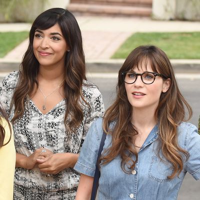 NEW GIRL: L-R: Max Greenfield, guest star Ayden Mayeri, Hannah Simone, Zooey Deschanel and Lamorne Morris in the 