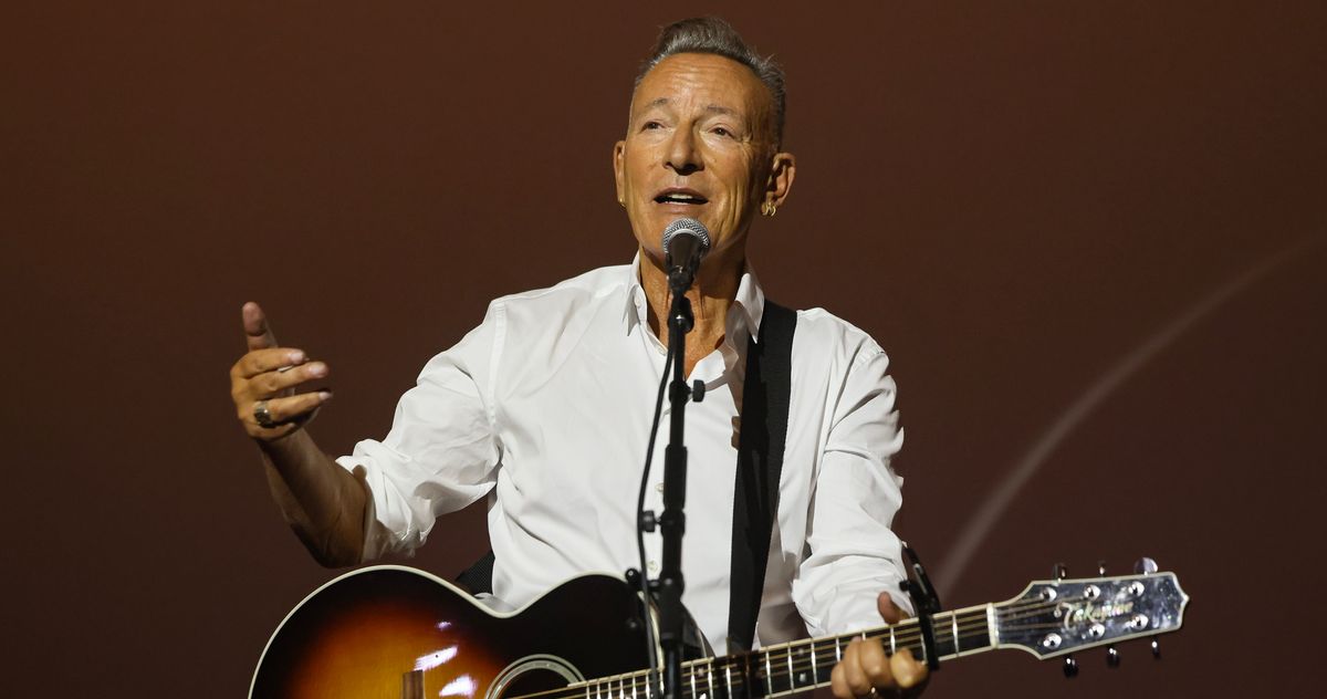 Bruce Springsteen Dedicates Song to Renee Good