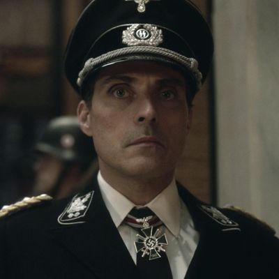 Rufus Sewell as John Smith.