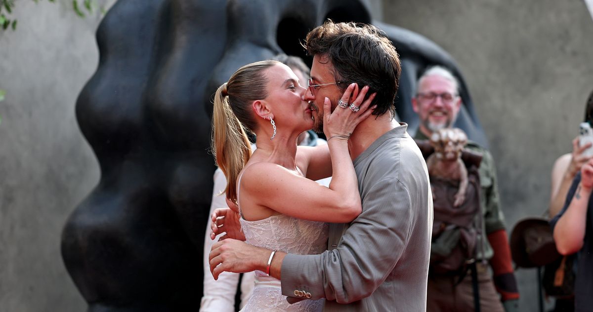 Jonathan Bailey Has No Regrets About Kissing Scarlett Johansson
