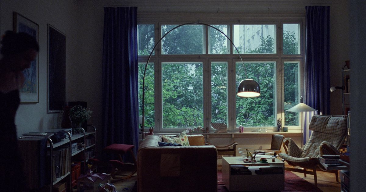 Sentimental Value Is an Excellent Lamp Movie