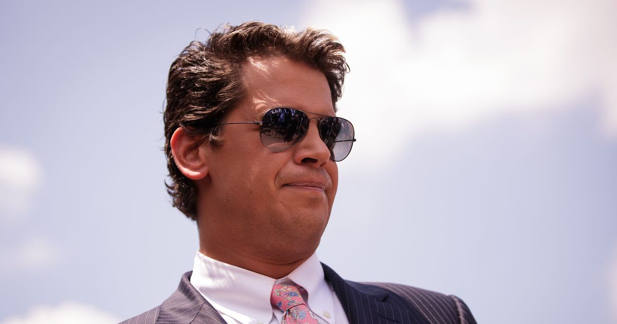 米洛·揚諾普洛斯 (Milo Yiannopoulos) 因戀童癖評論而失去了他的圖書交易