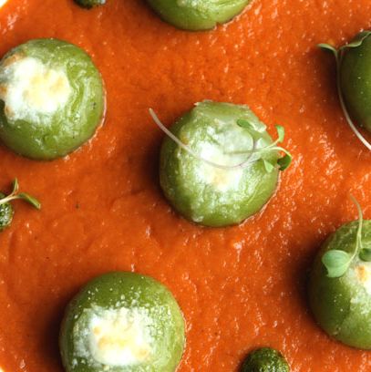 马苏里拉奶酪烤汤圆配芝麻菜，罗勒香蒜沙司和烤番茄酱