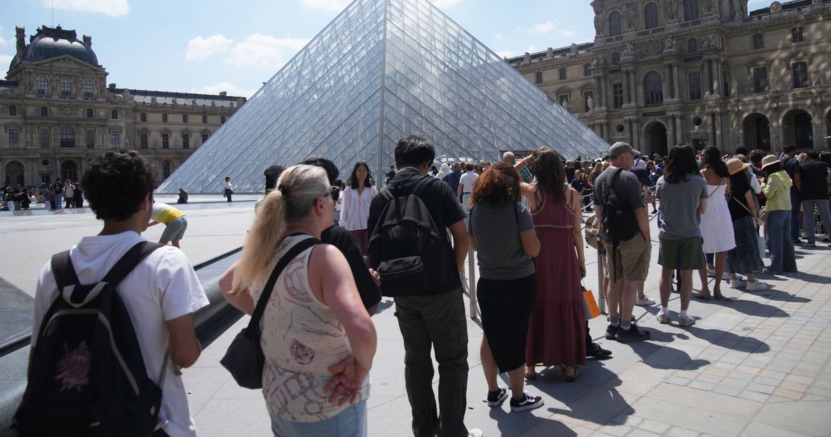 The Louvre Museum Shuts Down After Spontaneous Staff Strike